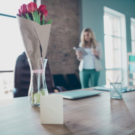 За работу в праздники премии и компенсационные выплаты положены в одинарном размере