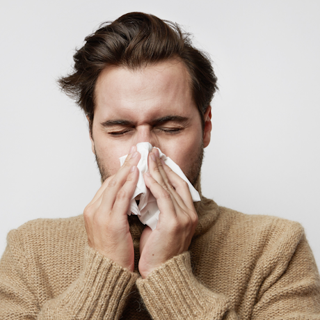 Минтруд России разъяснил порядок предоставления больничных работающим по ГПД