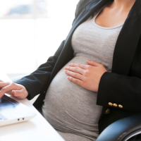 Когда увольнять работницу, срок трудового договора которой был продлен из-за беременности?