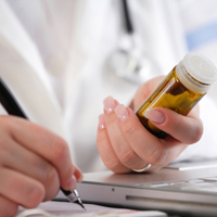Врачей могут начать штрафовать за указание в рецептах коммерческих названий лекарств