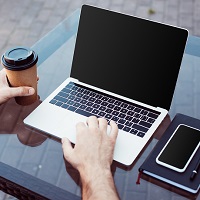 Эксперты пояснили, можно ли отнести затраты заказчика на обеспечение сотрудников исполнителя в расходы для налогообложения прибыли