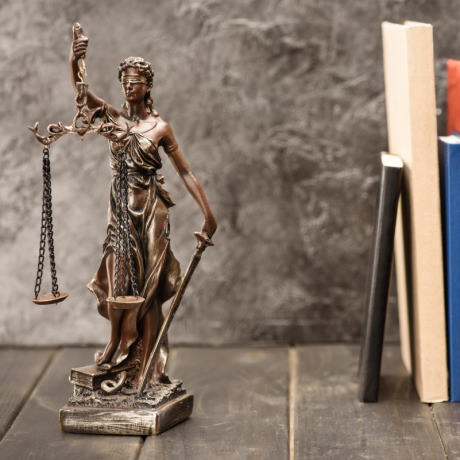 Несвоевременное расторжение срочного трудового договора стоило работодателю более миллиона рублей