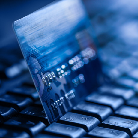 Банк России рекомендовал банкам до 1 июля 2023 года уточнить условия договоров с клиентами, чтобы клиенты могли