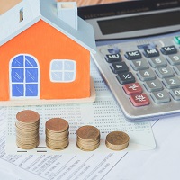 При расчете налога на имущество используется то значение кадастровой стоимости, которое указано в ЕГРН