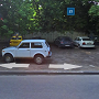Если место газона в Москве заасфальтировано под парковку, то инспекторы МАДИ при выявлении нарушения ориентируются в том числе на внешние признаки участка