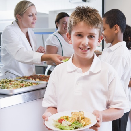 Правительство РФ оценит возможность обеспечения школьников младших классов бесплатным питанием