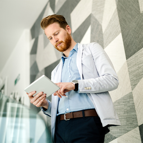 Работник взыскал с компании компенсацию в 2 тыс. за невыдачу расчетного листка