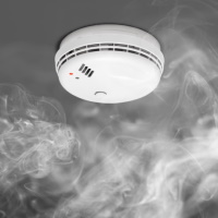 Россиян могут обязать устанавливать датчики дыма в квартире за свой счет