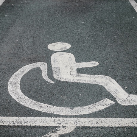 Депутаты предлагают лишать прав за незаконное использование знака "Инвалид"