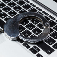 Может быть установлен прямой запрет на приобретение и сбыт некоторых официальных документов и государственных наград через Интернет