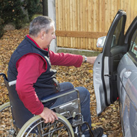 Инвалидов, управляющих автомобилем, могут обязать иметь при себе документ, подтверждающий факт установления инвалидности