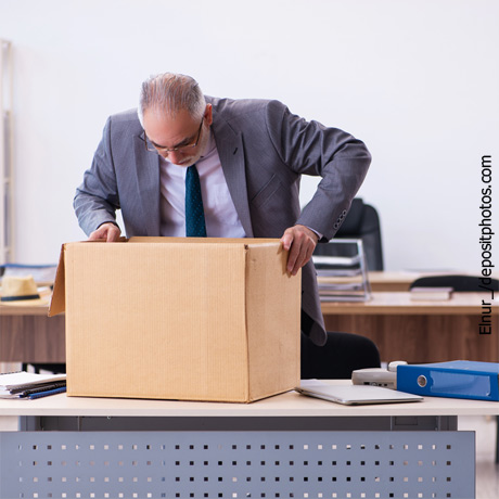 Роструд: работник может уволиться в связи с выходом на пенсию в срок, указанный в заявлении, лишь один раз