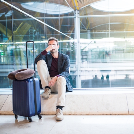 Приставов обязали вернуть стоимость авиабилета гражданину, которого не пустили на рейс