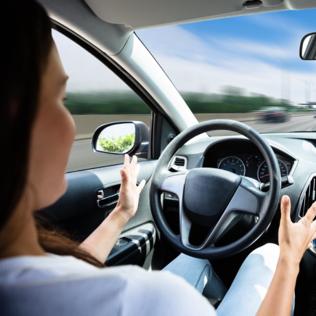 Правила пропуска спецтранспорта со включенными проблесковыми маячками уточнили