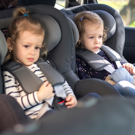 Перевозка детей с накладкой на ремень вместо автокресла может привести к штрафу