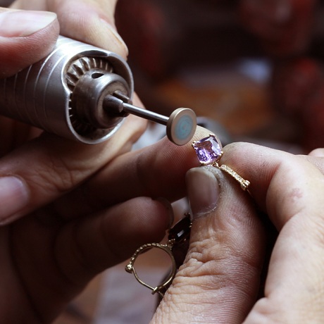 pri-roznichnoy-torgovle-izdeliyami-kotorye-proizvodyat-iz-davalcheskogo-syrya-zakazchika-mozhno-primenyat-psn