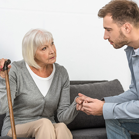 Суд посчитал уход за мамой уважительной причиной отсутствия на работе