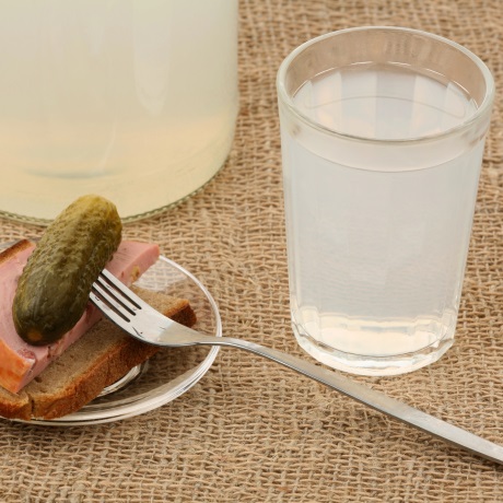 Предлагается усилить ответственность за сбыт спиртосодержащей продукции домашнего изготовления