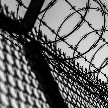 Административный штраф за передачу заключенным запрещенных предметов может возрасти в 5-6 раз