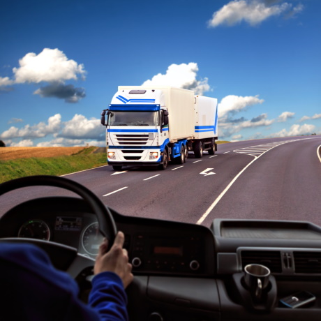 Может ли водитель-экспедитор, с которым заключен договор аренды транспортного средства с экипажем, приостановить работу в связи с задержкой арендной платы?