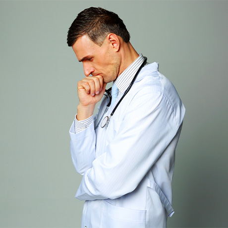 Частную клинику лишат половины выплат за операции по ОМС из-за торговли линзами