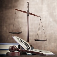 КС РФ считает конституционной норму, по которой оспаривать нормативные акты в суде могут только лица с высшим юридическим образованием