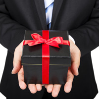 Муниципальным служащим разрешили выкупать полученные на официальных мероприятиях подарки