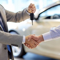 При продаже организацией своему сотруднику автомобиля по цене ниже рыночной должен быть уплачен НДФЛ