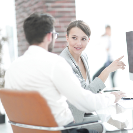 Можно ли возместить сотруднику расходы на бронирование гостиничного номера в командировке?