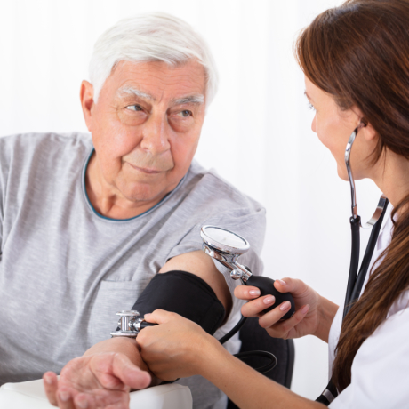 При предоставлении дней диспансеризации с работника нельзя требовать подтверждения его предпенсионного возраста