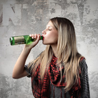 Роспотребнадзор поддерживает запрет продажи алкоголя лицам младше 21 года