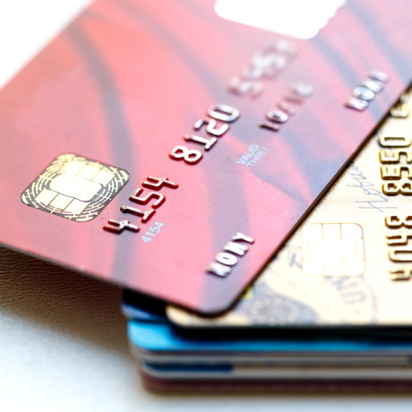 С 1 марта уменьшается порог выручки для обязательного приема к оплате карт 