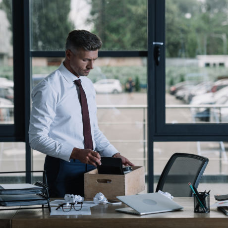 Имеет ли сокращенный работник с отпускным стажем больше 5,5 месяцев в текущем рабочем году право на полную компенсацию отпуска, если работает в организации не первый год?