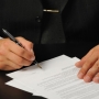 Что означает подпись в документе и почему так важно фиксировать момент подписания документа, особенно если он оформлен в двустороннем порядке?