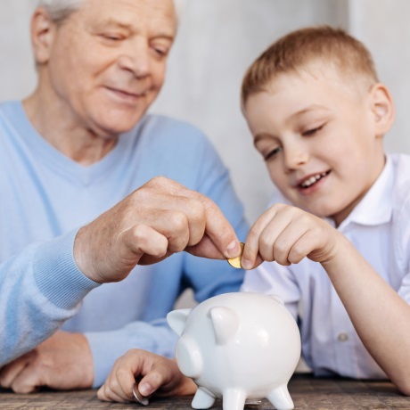 Предлагается индексировать пенсию пенсионерам, с которыми заключен договор о приемной семье