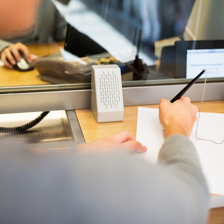 Правительство предлагает сохранить за санируемыми банками право оказывать банковские услуги и выдавать банковские гарантии