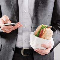 Компенсация расходов работников на питание облагается НДФЛ и страховыми взносами