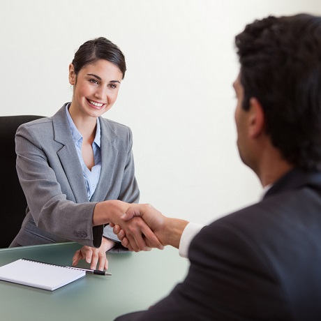 Заключение с работником срочного трудового договора, обусловленное наличием у работодателя контракта на выполнение услуг, закону не противоречит