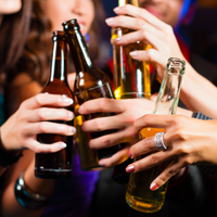 Организациям общественного питания могут запретить ночью продавать алкоголь в таре, пригодной для "выноса"