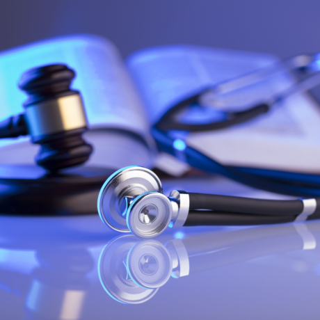 Привлечение для оказания медуслуг специалистов другой клиники нарушает лицензионные требования