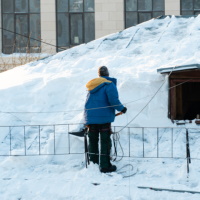 Роструд напомнил о мерах безопасности при очистке крыш от снега