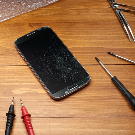 Кто отвечает за разбитый во время гарантийного ремонта смартфон: тот, кто принял его от потребителя, или тот, кто занимался починкой?