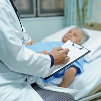 Дочери пациента, погибшего из-за падения с кровати, выплатят компенсацию в размере 500 тыс. рублей