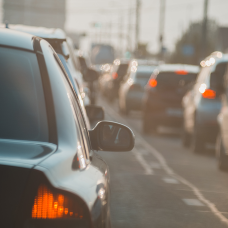 Мотоциклам и инвалидам могут разрешить двигаться по выделенной полосе