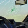 Машины едут – камни летят: является ли повреждение одного автомобиля камнями, вылетевшими из-под колес другого, ДТП?