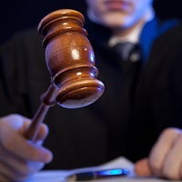 ВС РФ предлагает удалять участников судебного заседания из зала суда без объявления предупреждения