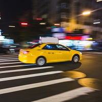 Оплата услуг такси для сотрудников: нужно ли облагать НДФЛ и страховыми взносами?